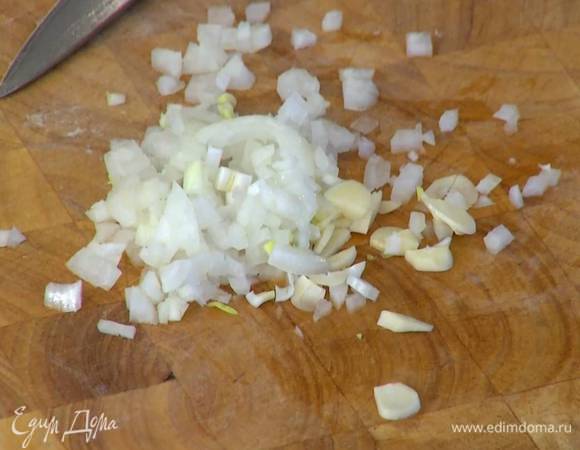 Лук и чеснок почистить и мелко порубить.