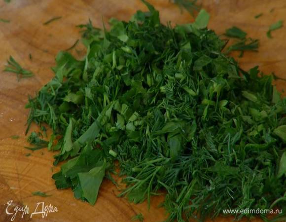 Петрушку и укроп порезать не слишком мелко.