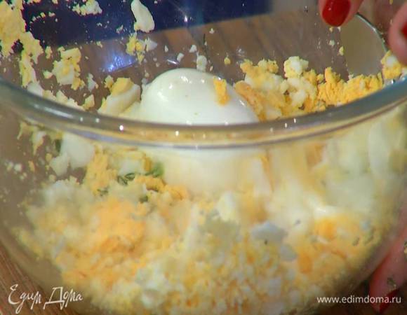 Отварить вкрутую 4 яйца, затем почистить и размять вилкой.