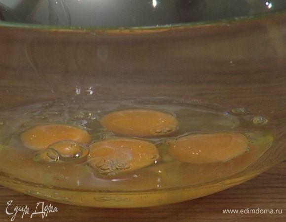 Оставшиеся сырые яйца посолить, поперчить и перемешать с оставшейся зеленью.