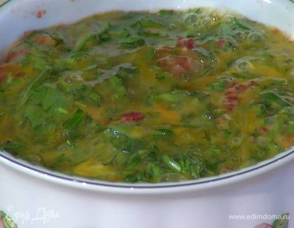 В жаропрочную керамическую форму выложить половину фарша, сверху равномерно распределить размятые яйца с зеленью, затем выложить оставшийся фарш, все разровнять и залить яичной массой.