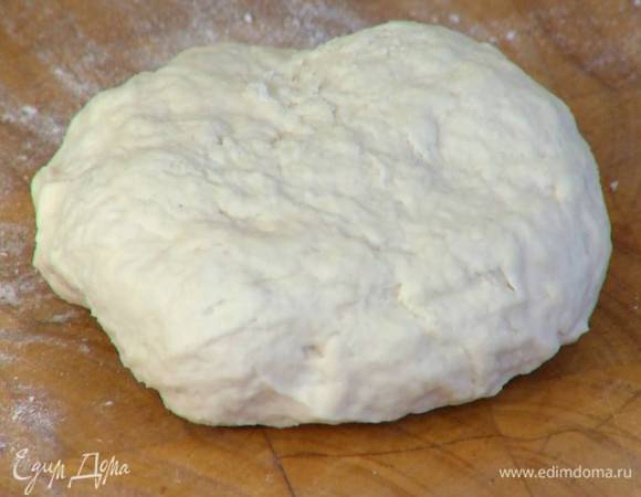 Приготовить тесто: просеять 200 г муки, добавить соль, сделать в центре углубление, влить небольшими порциями 85 мл воды и вымесить тесто. Сформировать из теста небольшую толстую лепешку.