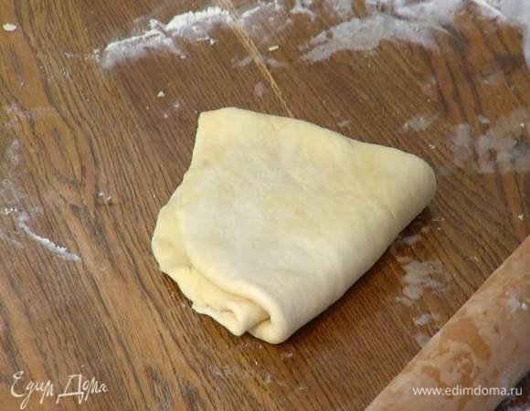 Охлажденное тесто выложить на рабочую поверхность, присыпанную мукой, и раскатать в пласт толщиной полсантиметра. Сложить пласт пополам и еще раз пополам, завернуть в ту же промасленную пленку и отправить в холодильник. Проделать процедуру 3–5 раз.