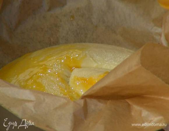 Подпеченный пирог смазать яйцом и выпекать еще 10–15 минут.