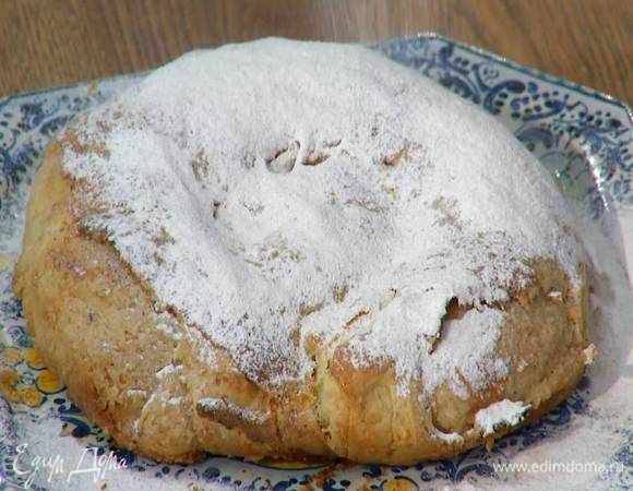 Готовый пирог посыпать сахарной пудрой с ванилью.