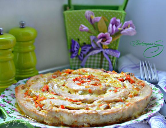 Готовому блюду дать 10 минут постоять в форме. Затем выложите на блюдо и подавайте горячим. В качестве гарнира можно подать спагетти, картофель или рис, полив его выделившимся при запекании соусом. Приятного вам аппетита!