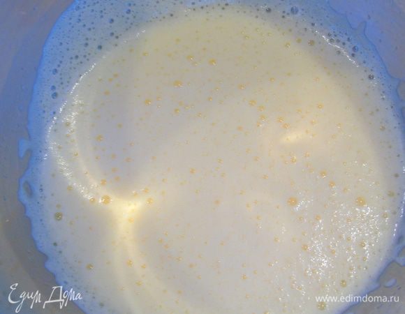 Духовку включайте сразу на 200°C. Яйца взбейте с солью и сахаром до пены, сливочное масло растопите и тоненькой струйкой влейте к яйцам, продолжая взбивать.