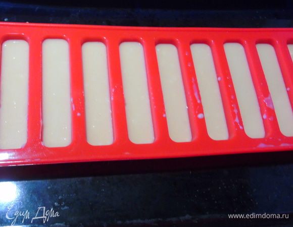 Наливаем тесто половником в форму.