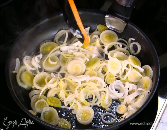 Разогреть в сковороде оливковое масло и 1 ч. ложку сливочного масла и обжарить порей до золотистого цвета.