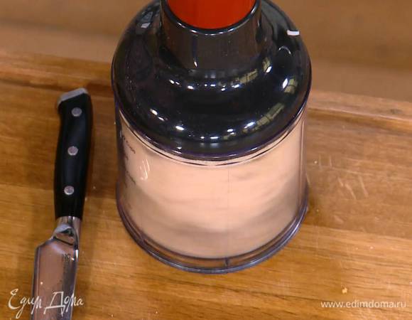 Сухой хлеб измельчить в блендере в крошку.