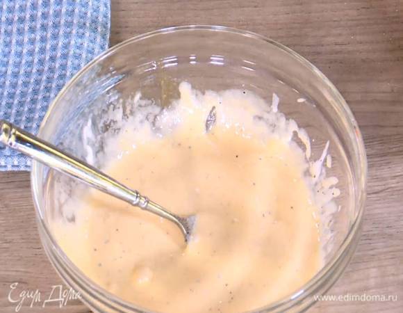 Яйца взболтать вилкой, добавить сливки и горчицу, посолить, поперчить и все еще немного взбить.