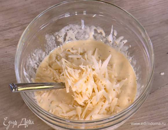 В яичную массу добавить натертый сыр, мускатный орех и перемешать.