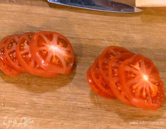 Помидоры нарезать поперек толстыми кружками.