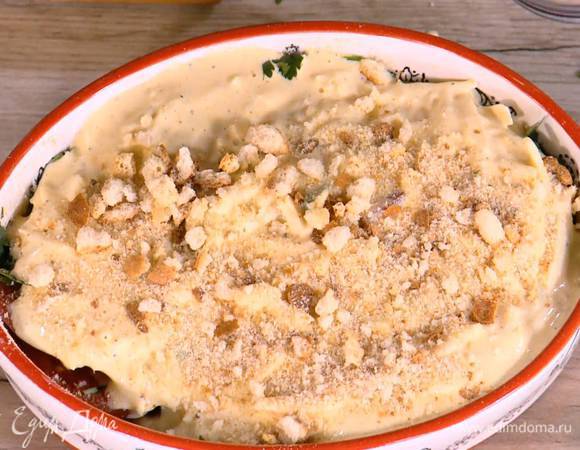 Посыпать сверху оставшимися сухарями и запекать в разогретой духовке 20 минут.
