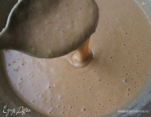 В сухую смесь добавить яйца и теплый чай, взбить венчиком. Такая ароматная смесь получилась и цвет супер)