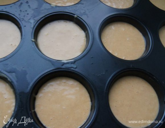 Формочки смазать маслом и распределить тесто.