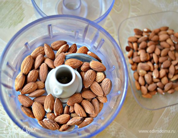 Миндаль измельчите. Я люблю, когда орехи не полностью измельчаются "в муку", а остаются небольшие кусочки. 