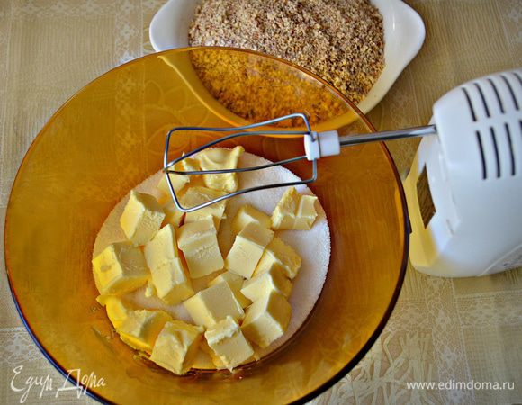 Масло комнатной температуры перетрите с сахаром (180 г), добавьте оба вида цедры и все хорошо перемешайте на медленной скорости. 
