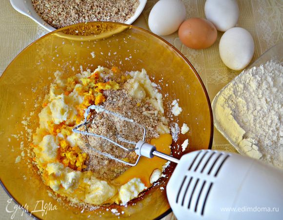 Затем необходимо добавить половину молотого миндаля и вмешать его в тесто. По одному, размешивая, добавить яйца, после чего добавить оставшийся молотый миндаль, муку с разрыхлителем и соль. Вымесить до гладкости.
