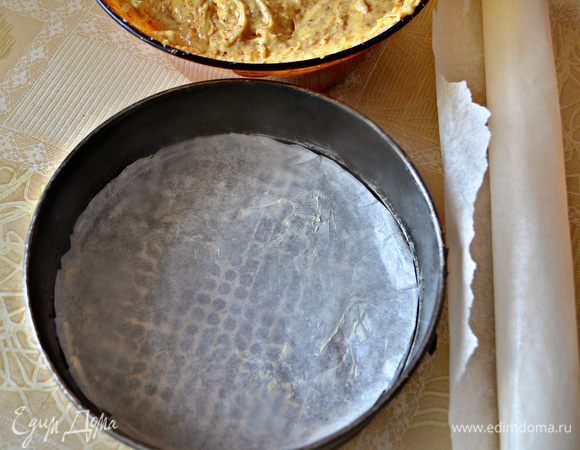 Форму для выпечки выстелать пекарской бумагой, смазать немного сливочным маслом.