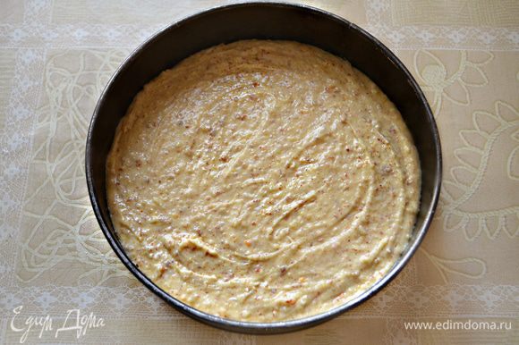 Выложить тесто в форму и разровнять лопаткой. Поставить пирог в духовку и выпекать в течение 50-60 минут при 180°C.