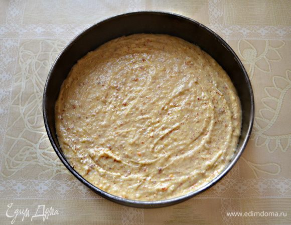 Выложить тесто в форму и разровнять лопаткой. Поставить пирог в духовку и выпекать в течение 50-60 минут при 180°C. 