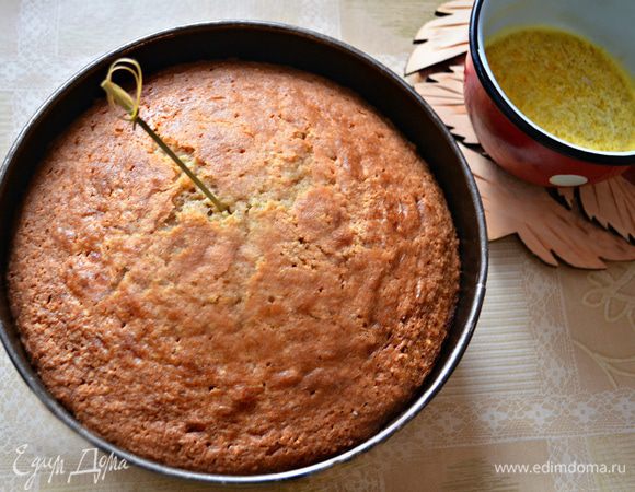 Готовность проверить зубочисткой. Выложить оставшийся сахар и сок обоих цитрусовых (всего требуется 120 мл) в маленькую кастрюльку и довести до кипения. Когда дело доходит до кипения снять сироп с огня. Вынуть пирог из духовки, проткнуть верх зубочисткой как можно чаще – и потихоньку залить горячим сиропом (он весь должен впитаться). Дать пирогу полностью остыть и только потом вынуть из формы.