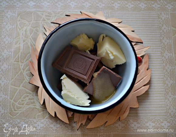 Выложить сливочное масло, шоколад в жаропрочную миску и поставить ее на водяную баню – над кастрюлей с кипящей водой так, чтобы дно миски не касалось воды. Перемешивать, пока все не растает – сразу снять с огня. По желанию можно добавить коньяк. Вылить глазурь на остывший пирог, обмазать бока.