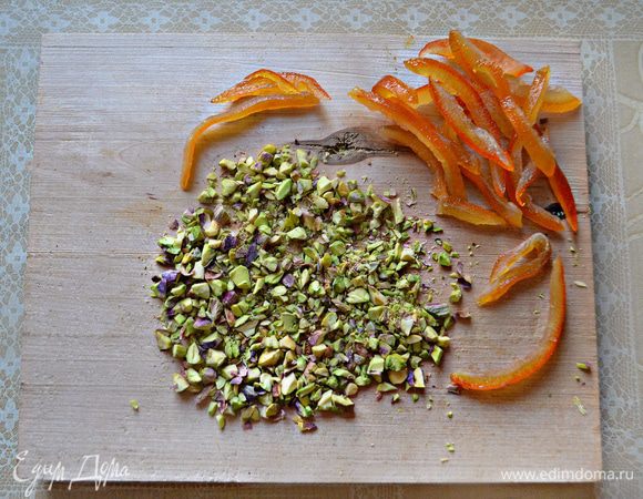 Украсить полосками цукатов и рублеными фисташками.
