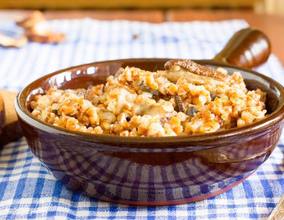 Сыр твердый натрите на мелкой терке. Гречотто посолите, добавьте сливки или сметану, и часть сыра и поддержите на огне еще 1-2 минуты. К горячему гречотто подавайте в отдельной посуде оставшуюся часть сыра.