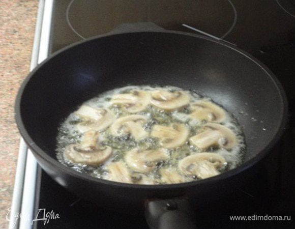 Грибочки (у меня шампиньоны) поменьше нарезать на пластиночки с ножками и слегка обжарить в смеси растительного и сливочного масел. Форму для запекания натереть разрезанным вдоль зубчиком чеснока и смазать сливочным маслом.