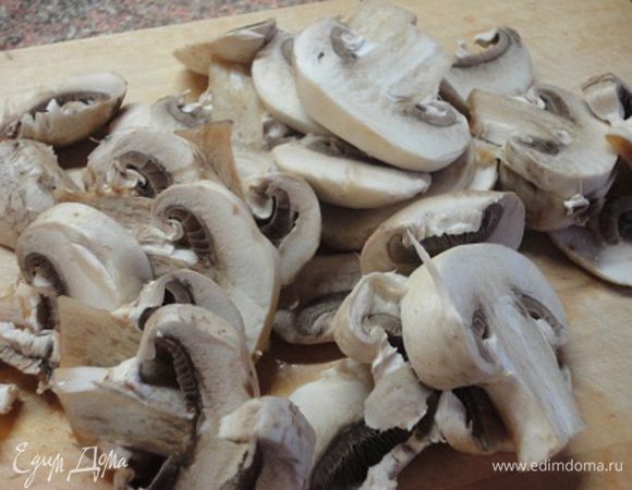 Остальные грибы также нарезать пластинками и выложить к луку. Посолить, поперчить, добавить кориандр. Вы знаете, что шампиньоны не имеют ярко выраженного грибного аромата, как лесные грибы. На этот случай у меня есть порошок из сушеных лесных грибов, которыми снабжает меня сестричка. Я часть измельчаю в кофемолке и добавляю к овощам или мясу, или к магазинным мороженым грибам. В этом рецепте я добавила 1 чайную ложку молотых лесных грибов.