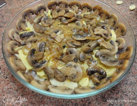 Выложить часть грибов с луком. Затем опять картофель. И так чередовать. Верхний слой — картофель.