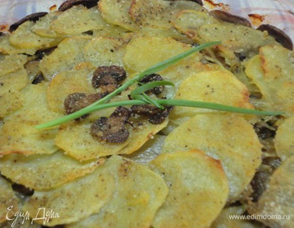 Духовку разогреть до 190-200°C. Верхний слой картофеля можно посолить и поперчить немного. Выложить кусочки сливочного масла и посыпать сухарями. Выпекать 40-45 минут.
Гарнир не требуется.