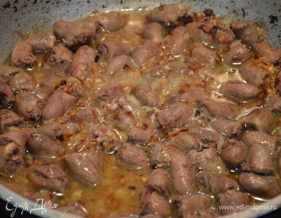 Добавляем лук к сердечкам и тушим еще 15 мин.