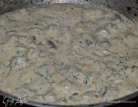 После чего добавляем в сковороду сметану и сыры. Когда соус станет однородным добавляем крахмал, чеснок, пропущенный через пресс, и рубленую зелень. Солим перчим. Доводим до кипения и выключаем.