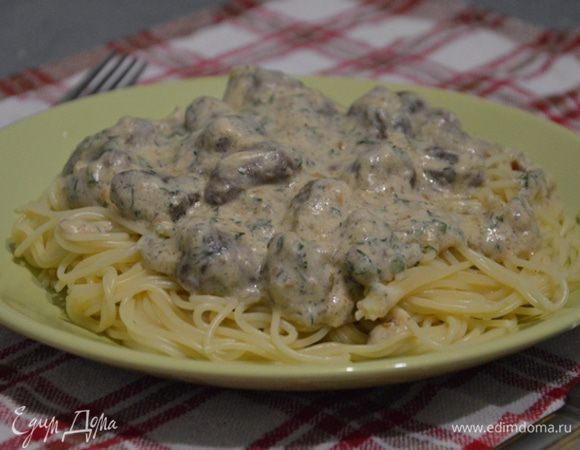 Закрываем сковороду крышкой и снимаем с огня. Сердечки можно подать с любым гарниром. У нас были макароны и толченая картошка для любителей!) 