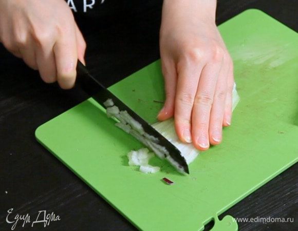 Нарезать лук, фенхель, сельдерей и морковь.