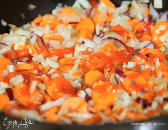 Нагреть в сковороде масло, добавить овощи и половину чеснока и соус чили, обжаривать 8-10 минут.