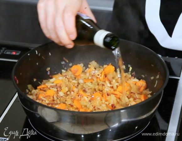 Влить вино и выпарить его.