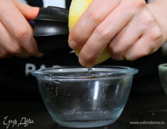 Натереть цедру лимона и выжать сок.