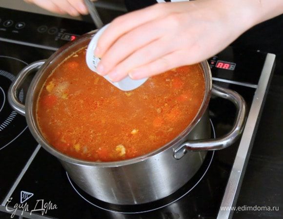 Добавить в суп оставшийся чеснок, цедру и сок лимона. Посолить и поперчить по вкусу. Суп готов!