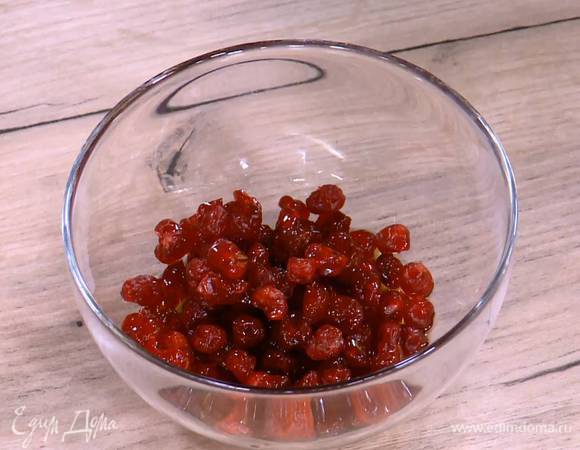 Клюкву замочить в коньяке и дать постоять.