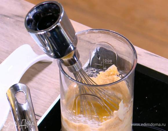 Сахар соединить с предварительно размягченным сливочным маслом, добавить ванильный экстракт и слегка взбить блендером с насадкой-венчиком. Продолжая взбивать, по одному ввести яйца и взбить еще немного.