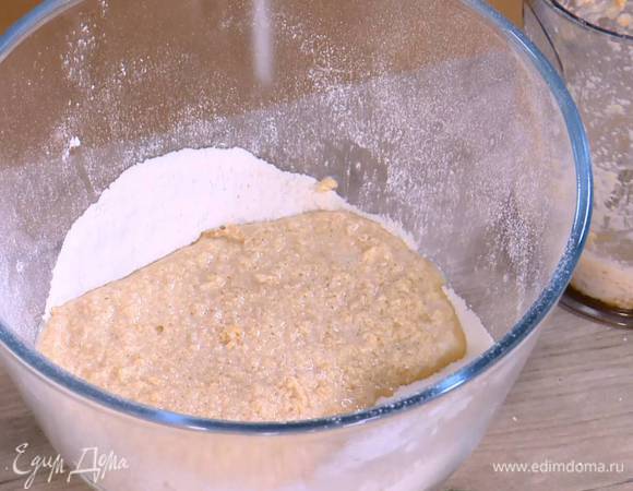 Яично-сахарную смесь соединить с мукой и вымешать тесто.