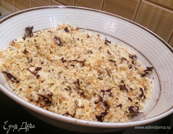 Смешать сухари, сыр, чеснок, сушеные травы. Сухари лучше домашнего приготовления, даже если сделаете их из обычного батона. А если сухарей не оказалось, то возьмите свежий батон и измельчите его блендером, конечный результат вас нисколечко не разочарует.