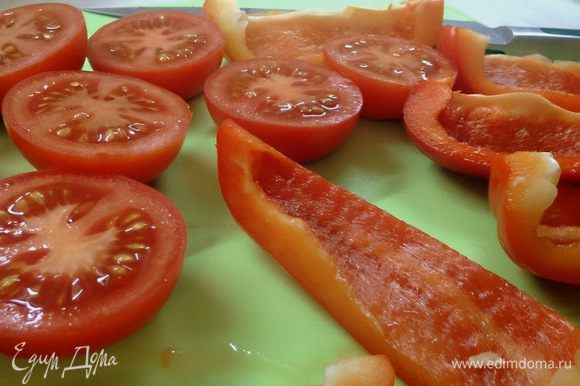 Вымытые овощи разрежьте; некрупные помидоры — пополам, крупные перцы — на шесть сегментов (мельче, наверное, не стоит).