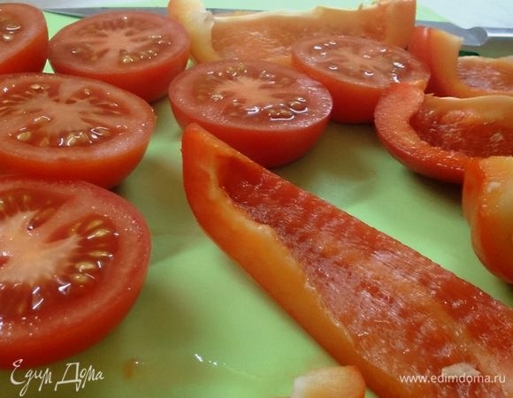 Вымытые овощи разрежьте; некрупные помидоры — пополам, крупные перцы — на шесть сегментов (мельче, наверное, не стоит).