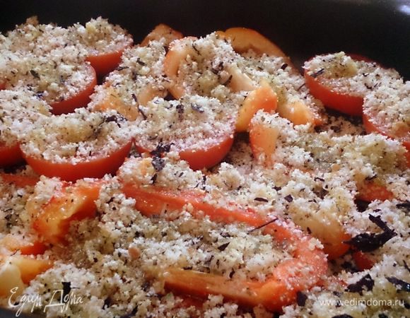 Выложите овощи срезами вверх на противень. Присыпьте равномерно нашей душистой панировкой. Сбрызните немного оливковым маслом. И прямиком в разогретую до 180-200°C духовку на 20-30 минут (или чуть больше, или чуть меньше).
Если используете сухари, время и температуру запекания уменьшайте, если свежий хлеб — увеличивайте. И, как уже отмечал, сухари берите крупного помола.