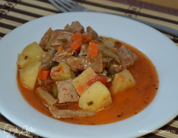 Накрываем крышечками из теста (у меня дрожжевое как для пиццы), делаем в тесте отверстие и ставим в нагретую духовку на 170°C на часок. Следите за тестом, если надо прикрыть фольгой.